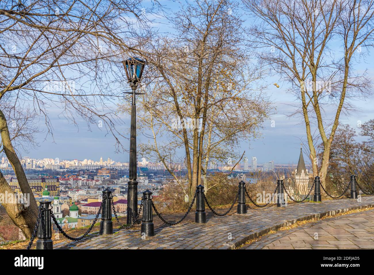 La gente cammina lungo il vicolo del paesaggio e ammira la vista del vecchio Podil, Kiev, Ucraina Foto Stock