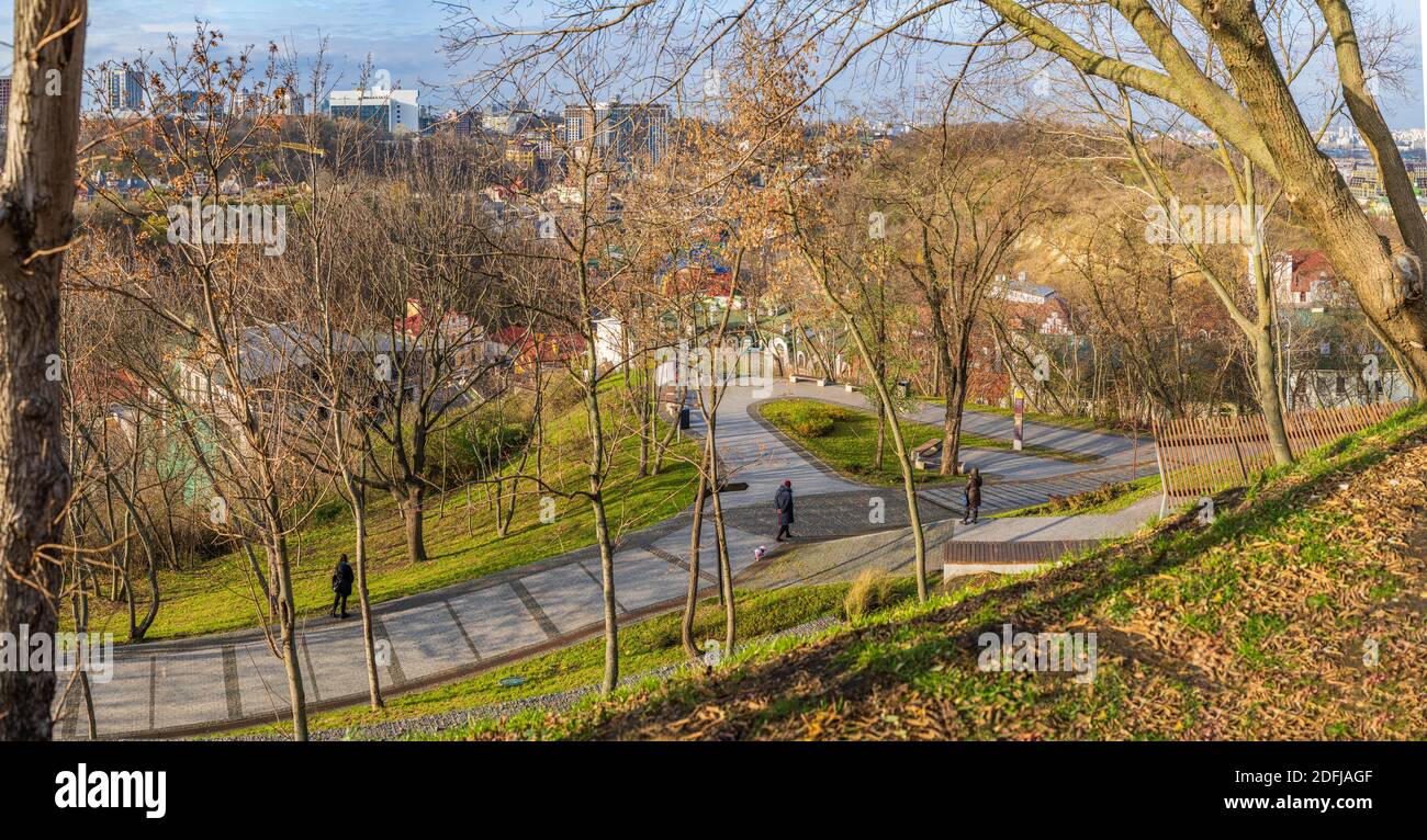 La gente cammina lungo il vicolo del paesaggio e ammira la vista del vecchio Podil, Kiev, Ucraina Foto Stock