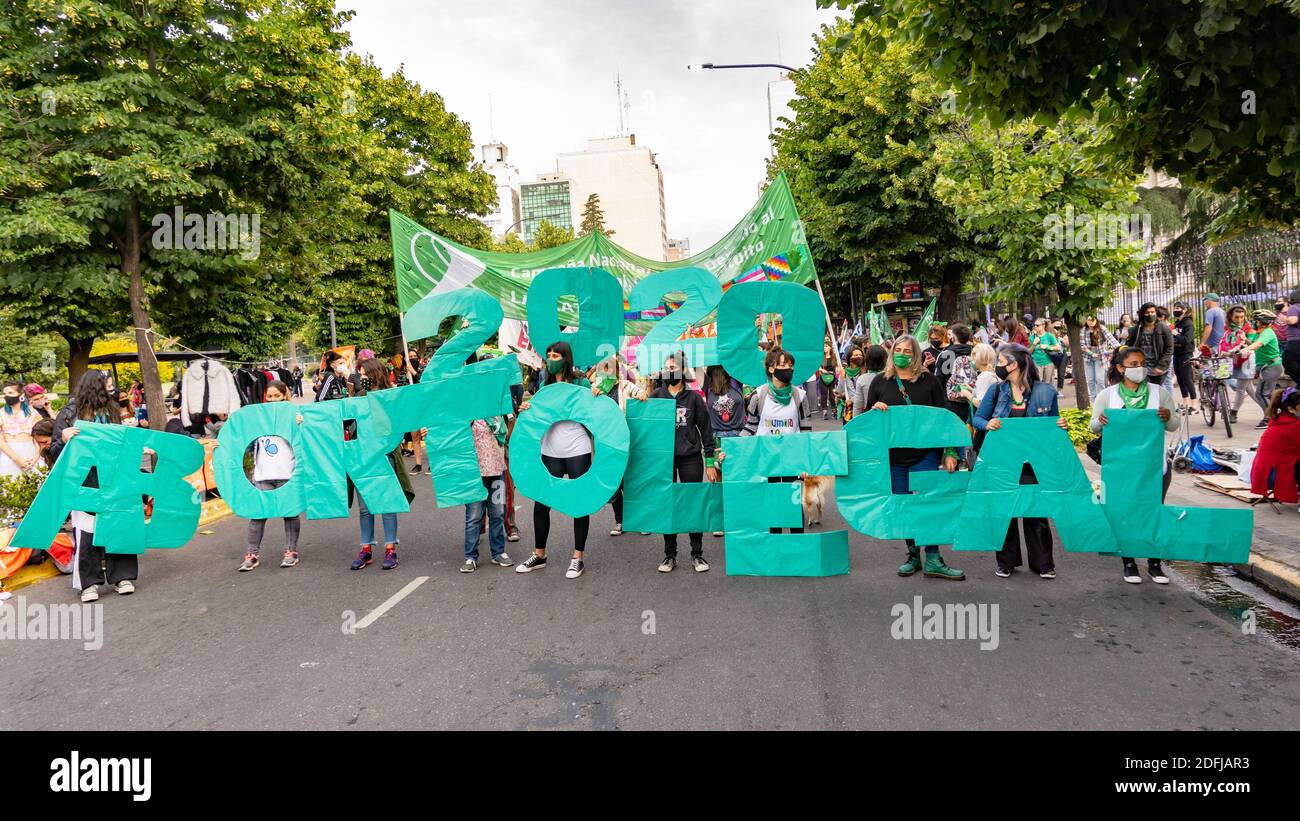 La Plata, Provincia di Buenos Aires, Argentina; 12 04 2020: Pretesa di legalizzazione dell'aborto in Argentina. Sciarpe verdi protestarono di fronte alla chiesa Foto Stock