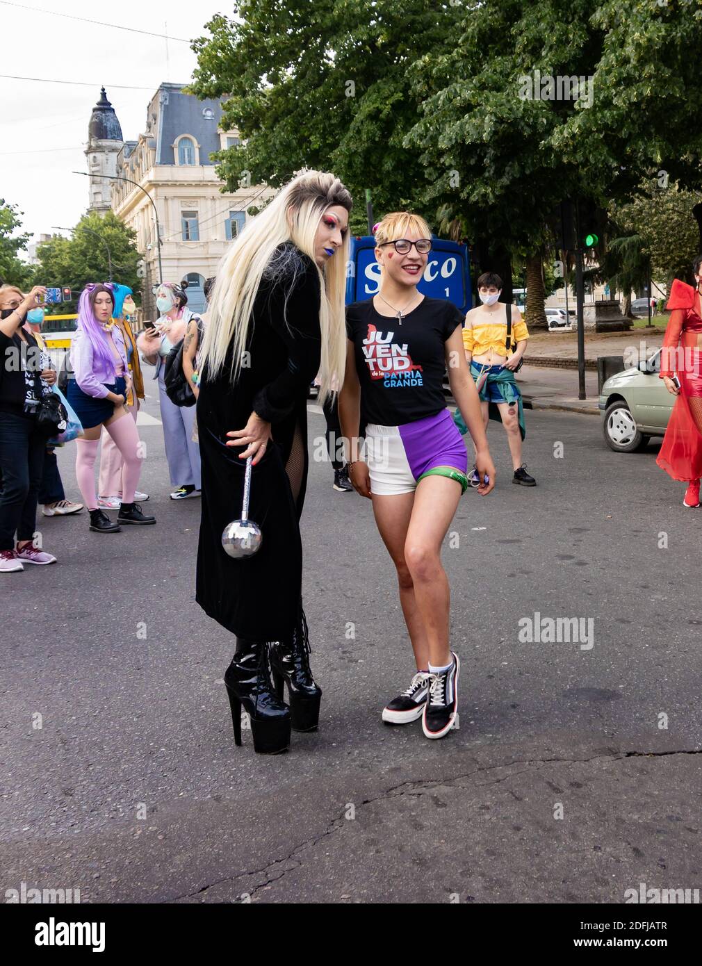 La Plata, Provincia di Buenos Aires, Argentina; 12 04 2020: Pretesa di legalizzazione dell'aborto in Argentina. Sciarpe verdi protestarono di fronte alla chiesa Foto Stock