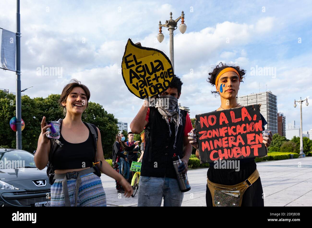 La Plata, Provincia di Buenos Aires, Argentina; 12 04 2020: Pretesa di legalizzazione dell'aborto in Argentina. Sciarpe verdi protestarono di fronte alla chiesa Foto Stock