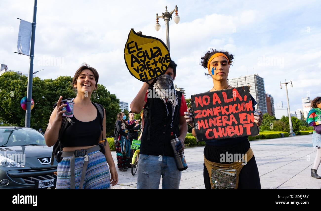 La Plata, Provincia di Buenos Aires, Argentina; 12 04 2020: Pretesa di legalizzazione dell'aborto in Argentina. Sciarpe verdi protestarono di fronte alla chiesa Foto Stock