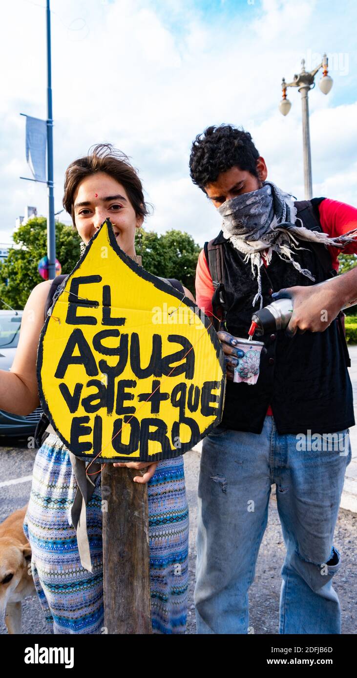La Plata, Provincia di Buenos Aires, Argentina; 12 04 2020: Pretesa di legalizzazione dell'aborto in Argentina. Sciarpe verdi protestarono di fronte alla chiesa Foto Stock