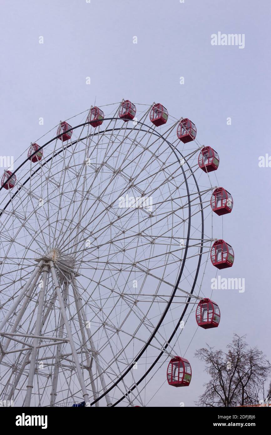 Ruota panoramica Ferris in un parco di divertimenti Foto Stock