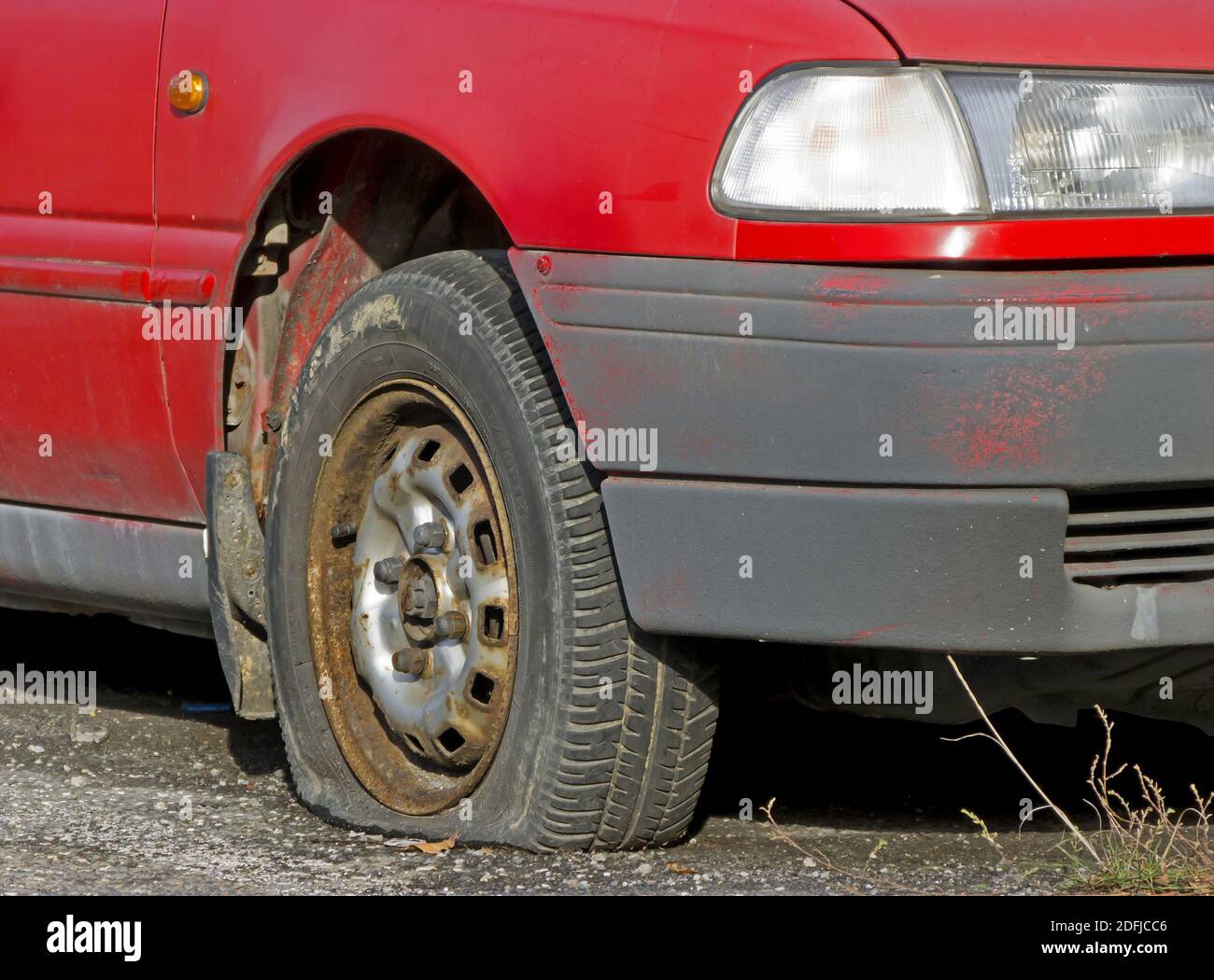 HAVIROV, REPUBBLICA CECA - NOVEMBRE 11: Vecchio relitto di Hyundai Pony auto con ruota perforata parcheggiata e abbandonata per anni sul parcheggio a Havirov in Repubblica Ceca Foto Stock