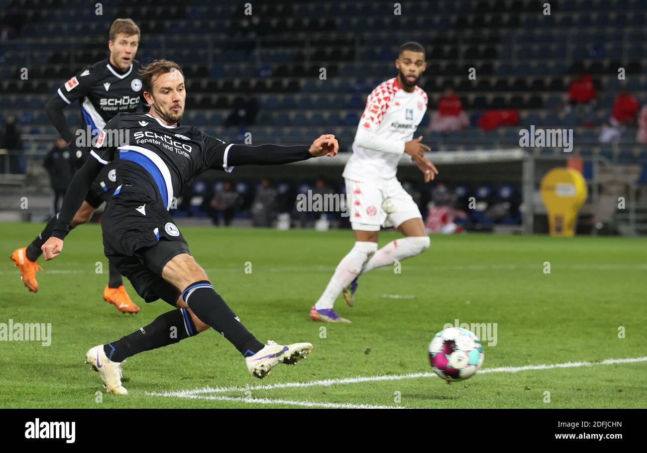 Bielefeld, Germania. 05 dicembre 2020. Calcio: Bundesliga, Arminia Bielefeld - 1° FSV Mainz 05, 10° incontro nella Schüco-Arena. Manuel Prietl (l) di Bielefeld spara il gol dal portiere Zentner (r) da Mainz. Credit: Frito Gentsch/dpa - NOTA IMPORTANTE: In conformità con le norme del DFL Deutsche Fußball Liga e del DFB Deutscher Fußball-Bund, è vietato sfruttare o sfruttare nello stadio e/o nel gioco le fotografie scattate sotto forma di sequenze di immagini e/o serie di foto di tipo video./dpa/Alamy Live News Foto Stock