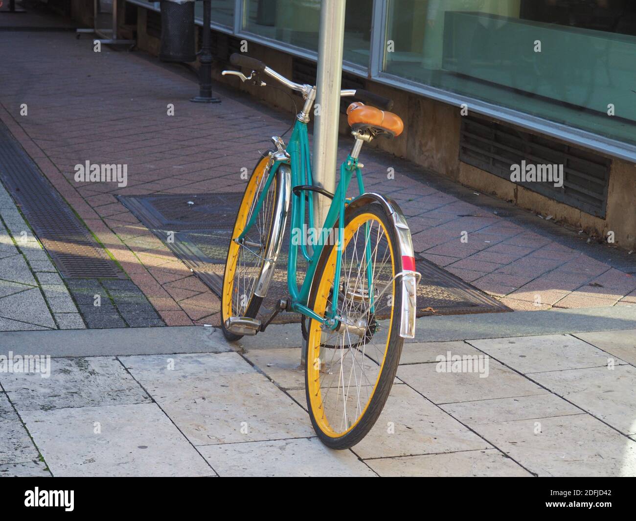Verde blu retro bicicletta bloccato a una colonna nel centro di Budapest, Ungheria Foto Stock