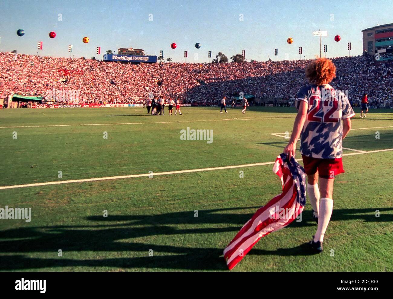 Alexi Lalas con la bandiera SA sul campo al Rose Bowl dopo che gli Stati Uniti avevano sconfitto Columbia 2-1 in La Coppa del mondo FIFA 1994 Foto Stock