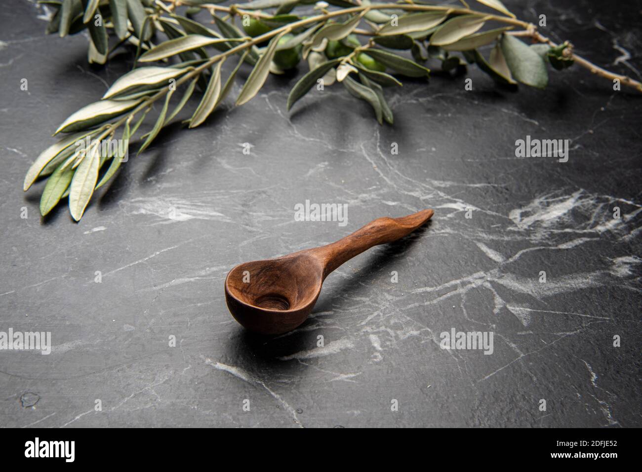 cucchiaio di legno intagliato a mano sul tavolo Foto Stock
