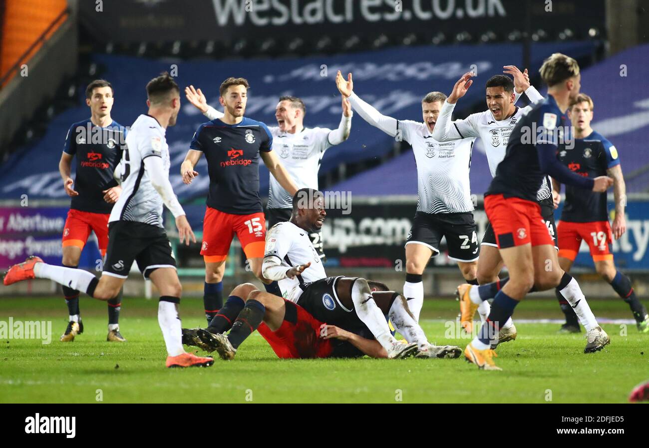 Liberty Stadium, Swansea, Glamorgan, Regno Unito. 5 dicembre 2020. Campionato di calcio inglese della Lega Calcio, Swansea City contro Luton Town; i giocatori di Swansea City appello dopo che Matty Pearson di Luton Town high boot cattura Marc Guehi di Swansea City in faccia con conseguente una seconda carta gialla nel secondo tempo credito: Action Plus Sport/Alamy Live News Foto Stock