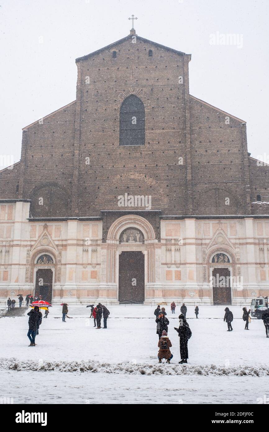 Neve che cade di fronte alla Basilica di San Petronio, Piazza maggiore, Bologna, Italia. Foto Stock