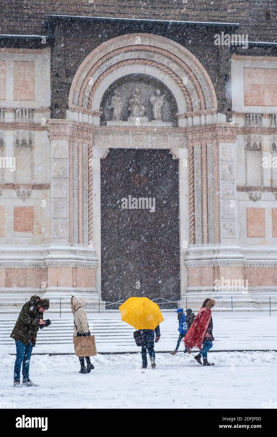 Persone con ombrelli in caduta di neve davanti alla Basilica di San Petronio, Bologna, Italia, durante la settimana del maltempo "la bestia da Oriente" Foto Stock