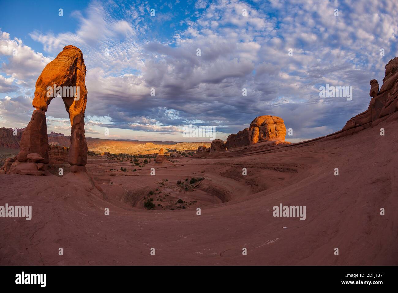 Alba intorno al delicato arco vicino a Moab, Arches National Park, Utah, Stati Uniti d'America Foto Stock