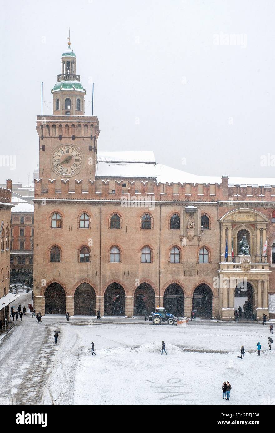 Vista dall'alto della neve che cade su Piazza maggiore, Bologna, Emilia Romagna, Italia, durante la settimana "la bestia da Oriente" di maltempo in Europa Foto Stock