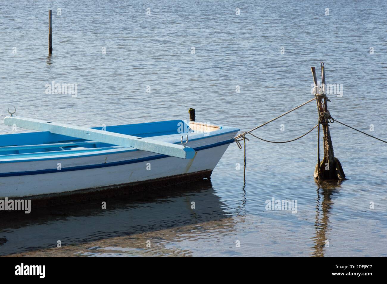 Autentica piccola barca da pesca blu in acque poco profonde da Nin, Croazia Foto Stock