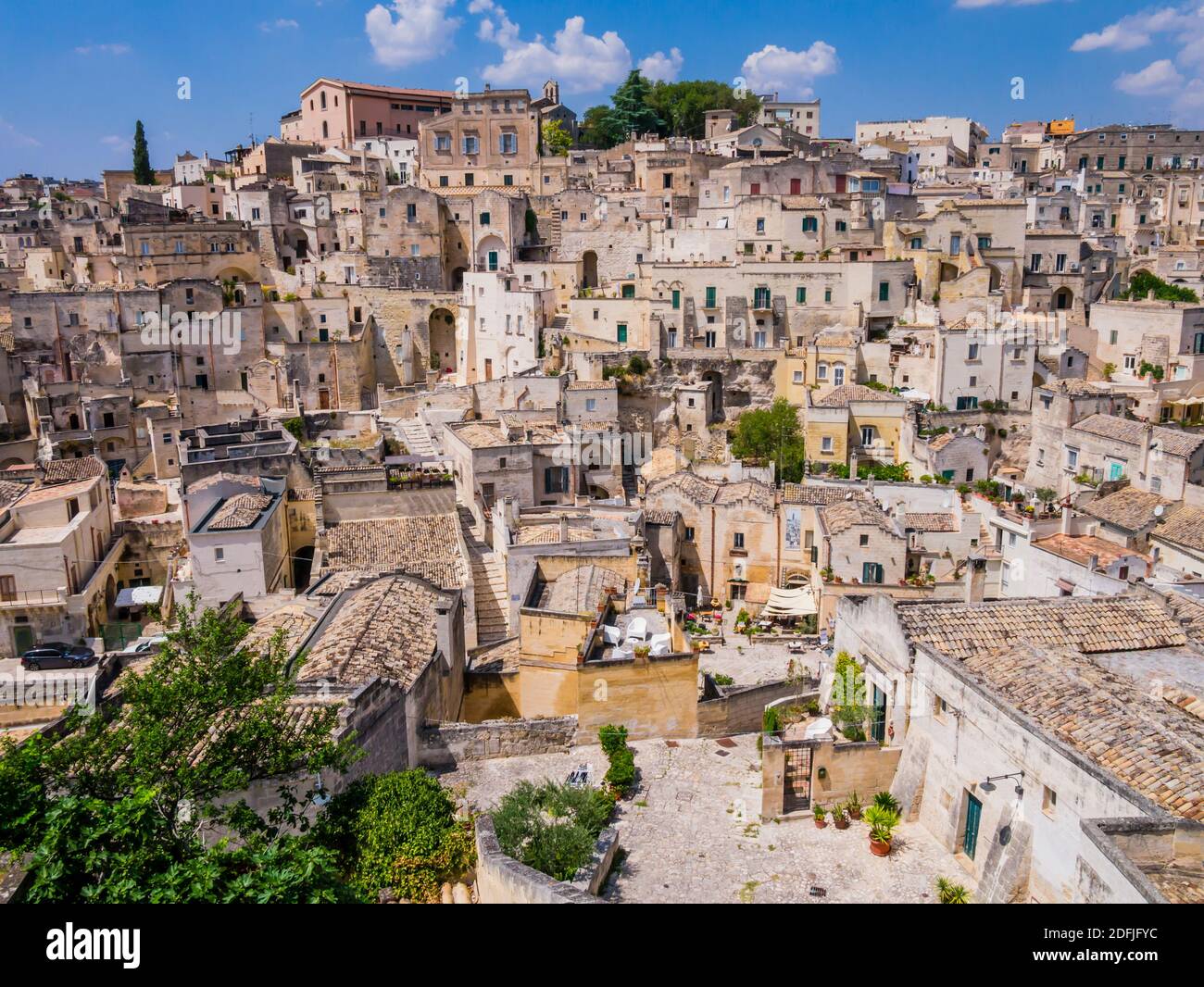 Splendida vista del quartiere di Sasso Barisano e delle sue caratteristiche abitazioni in grotta nell'antica città di Matera, Basilicata, Italia meridionale Foto Stock