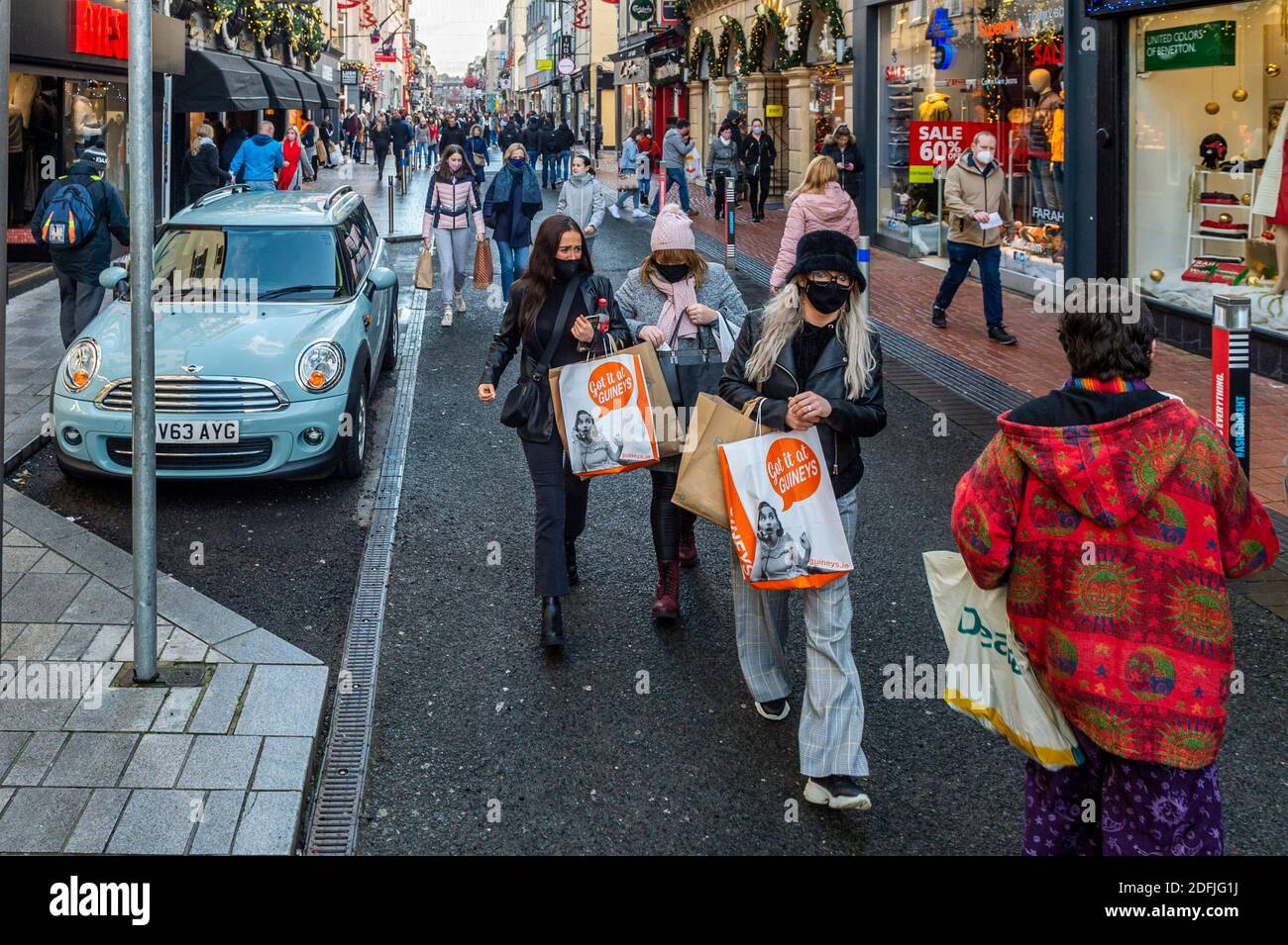 Cork, Irlanda. 5 dicembre 2020. Ora che le restrizioni COVID-19 di livello 5 sono state attenuate, la città di Cork era estremamente occupata oggi con gli acquirenti che fanno il loro shopping di Natale. Grandi code erano evidenti fuori da molti negozi. Credit: AG News/Alamy Live News Foto Stock