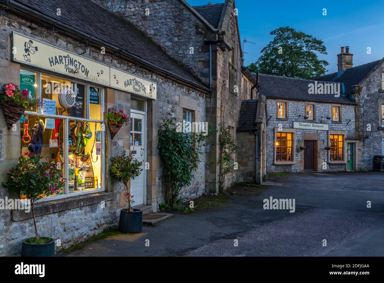 Vista dei negozi del villaggio al crepuscolo, Hartington, Peak District National Park, Derbyshire, Inghilterra, Regno Unito, Europa Foto Stock