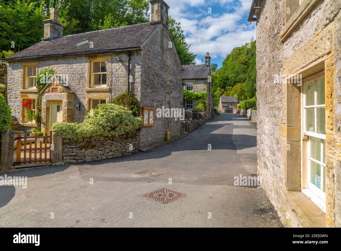 Vista delle case del villaggio, Milldale, Peak District National Park, Derbyshire, Inghilterra, Regno Unito, Europa Foto Stock