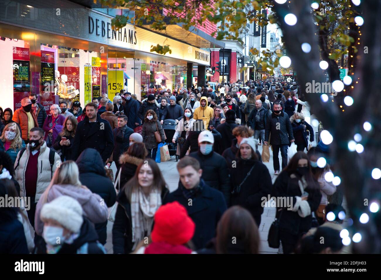 Londra, Regno Unito. 5 dicembre 2020. Grandi code fuori Debenhams come la gente cerca di ottenere un affare dopo l'annuncio della chiusura dei loro 124 negozi. Gli amanti dello shopping in Oxford Street di Londra, mentre la gente esce dopo la fine della chiusura. Credit: Mark Thomas/Alamy Live News Foto Stock