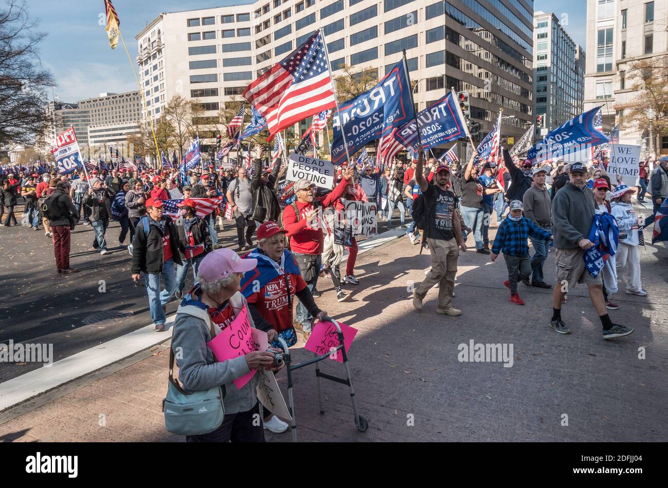 WASHINGTON, DC - 14 NOVEMBRE 2020: Gli entusiasti di Trump marciano alla Corte Suprema dopo un raduno a Freedom Plaza a sostegno del presidente Donald Trump, che si è rifiutato di concedere le elezioni. L'evento è stato organizzato da "Women for America First", "Stop the Steal" e "Million MAGA March". Foto Stock