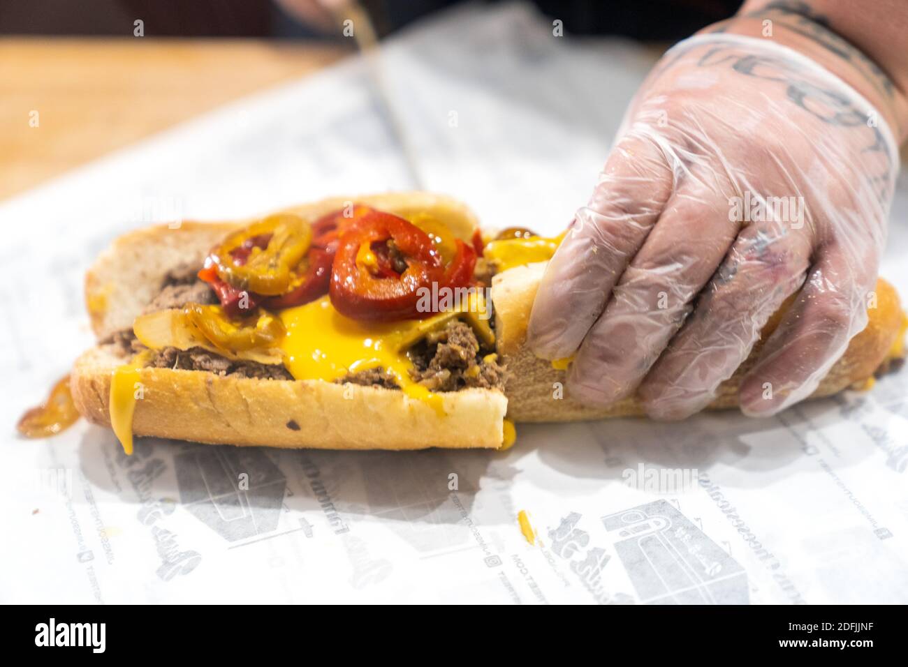 Un delizioso sandwich di Cheesesteak con Wiz di formaggio, peperoni caldi e cipolle. Foto Stock
