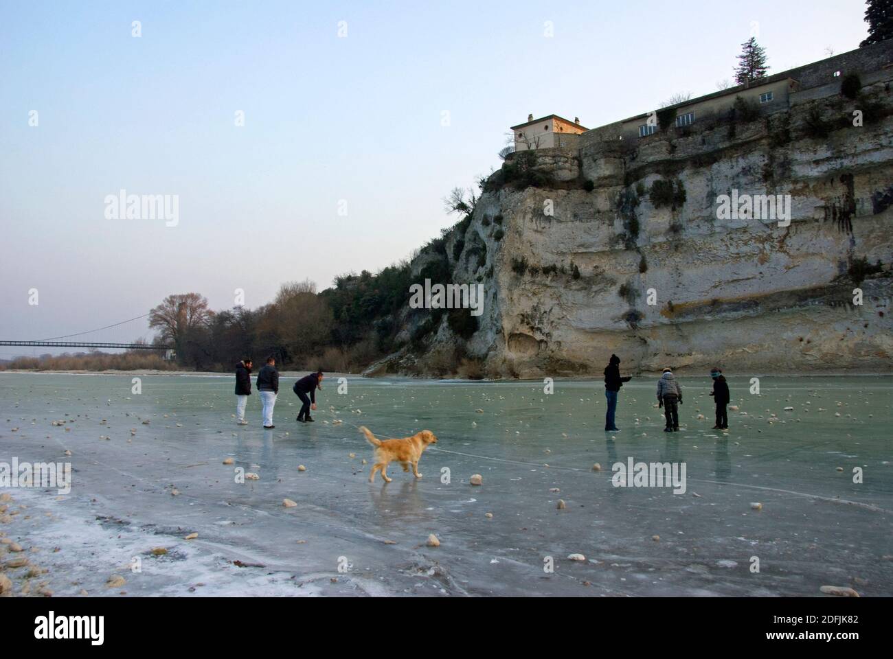 Persone e cani che si divertono sul fiume ghiacciato Adrèche durante una settimana eccezionalmente fredda nel febbraio 2012 - mai visto nella memoria vivente. Foto Stock