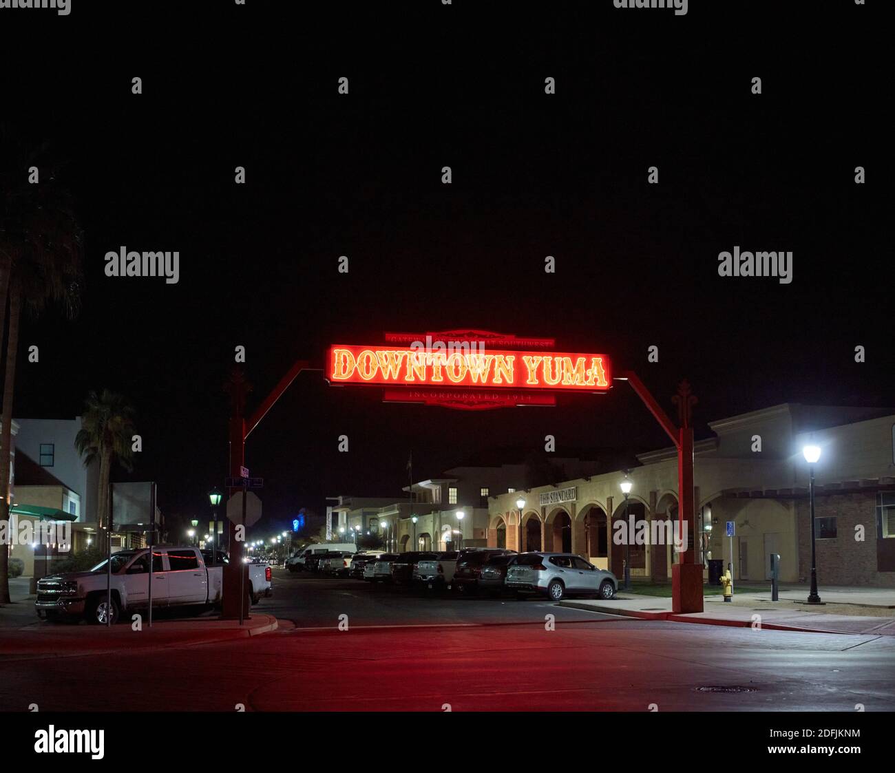 Segnale NON Downtown Yuma di notte, Yuma, Arizona Foto Stock