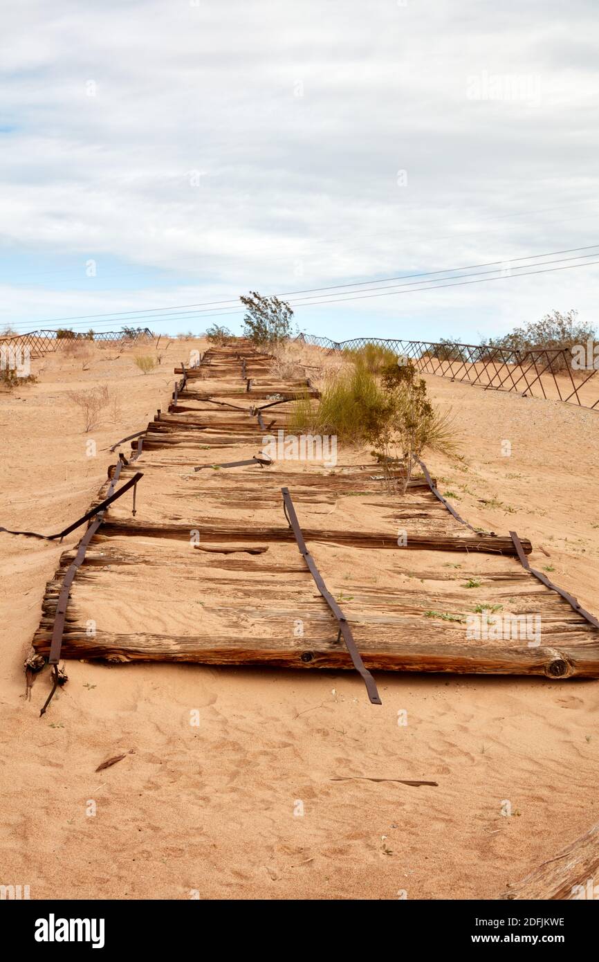 Una parte della storica Plank Road originale nelle Imperial Sand Dunes, California Foto Stock