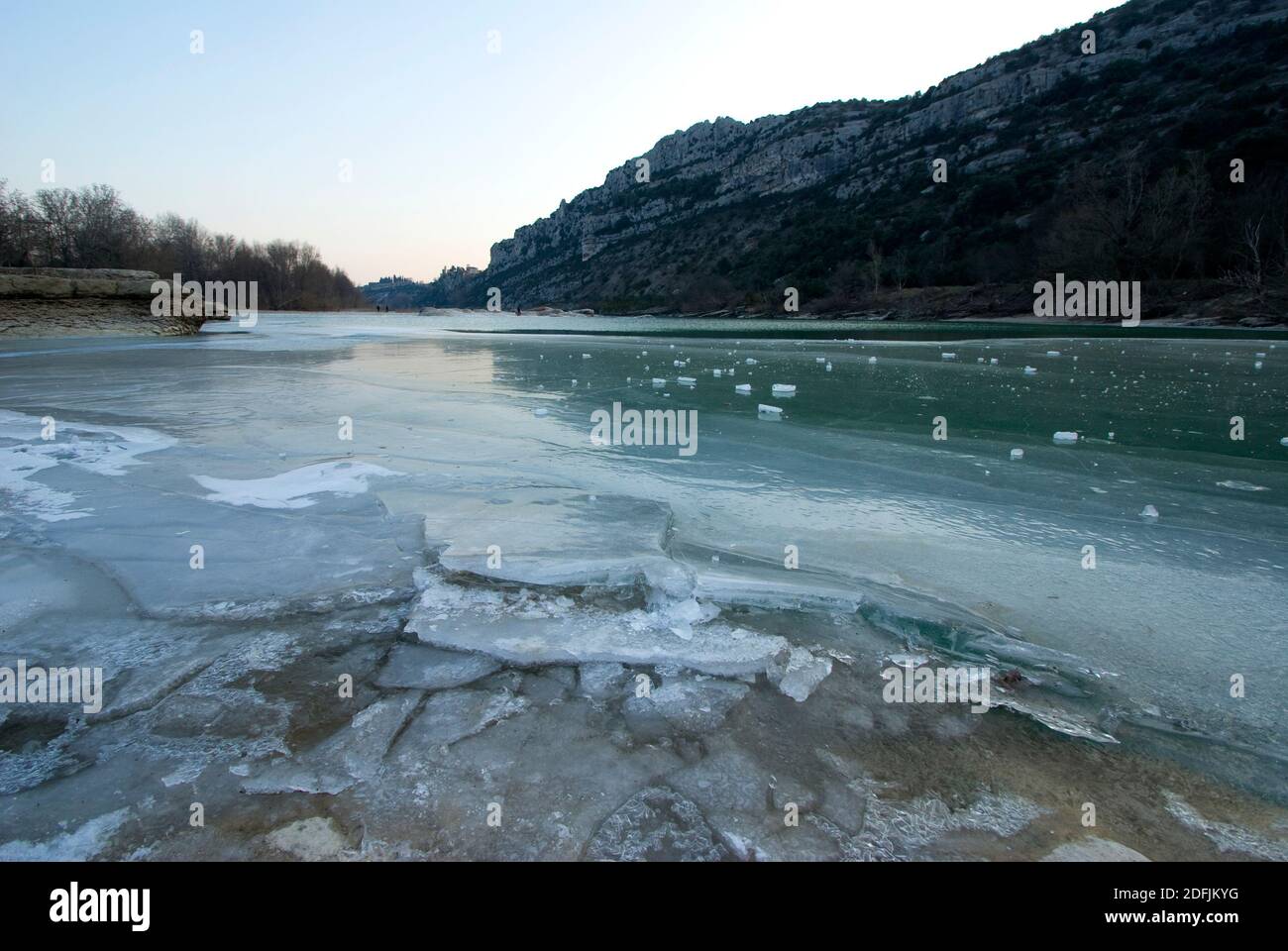 Il fiume ghiacciato Ardèche, nei pressi di Saint-Martin-d'Ardèche, Francia, durante un periodo eccezionalmente freddo non visto nella memoria umana. Foto Stock