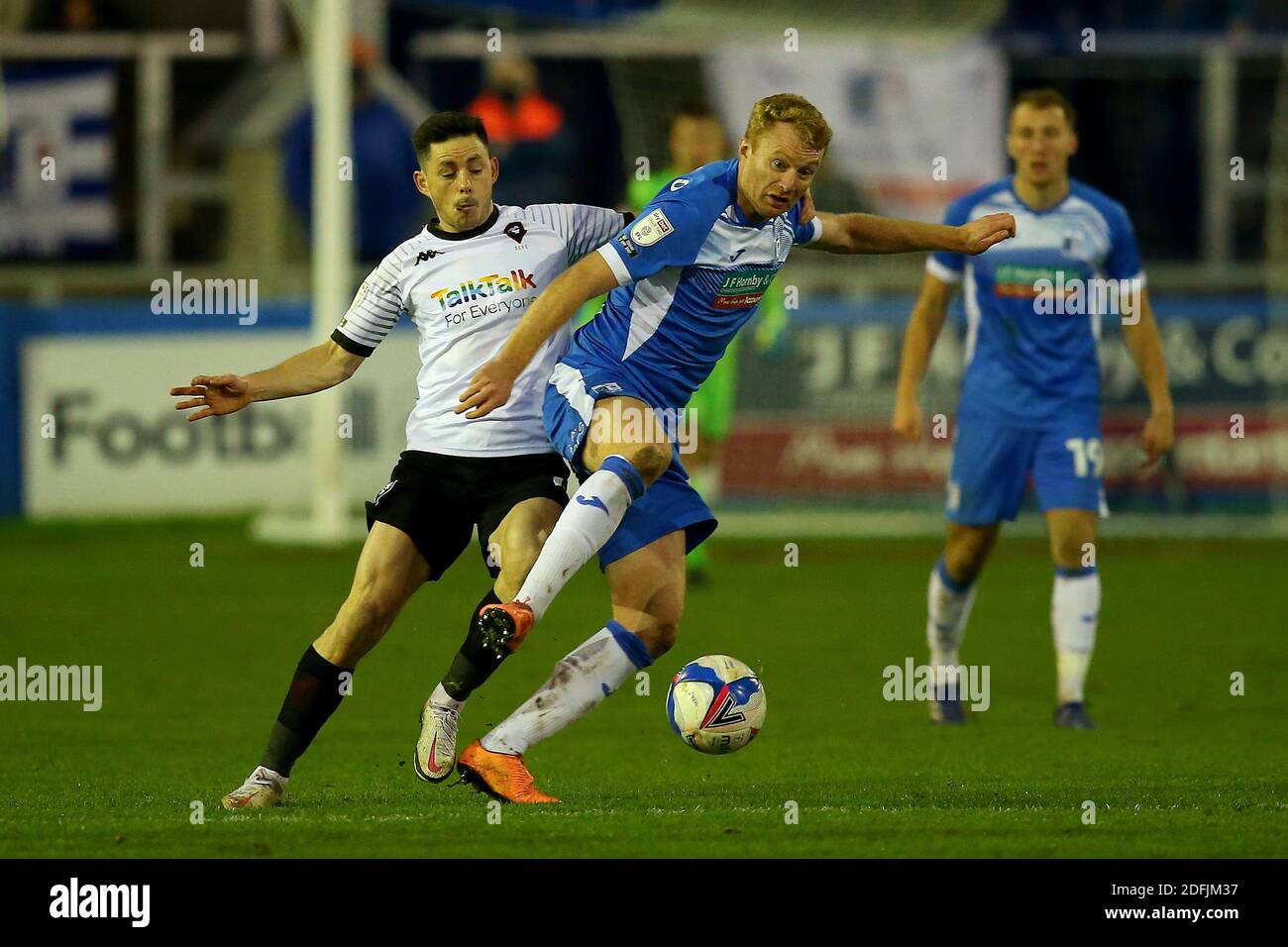 BARROW A FURNESS, INGHILTERRA. 5 DICEMBRE Barrows Christopher Taylor combatte con Salfords Ian Henderson durante la partita Sky Bet League 2 tra Barrow e Salford City presso l'Holker Street, Barrow-in-Furness sabato 5 Dicembre 2020. (Credit: Chris Donnelly | MI News) Credit: MI News & Sport /Alamy Live News Foto Stock