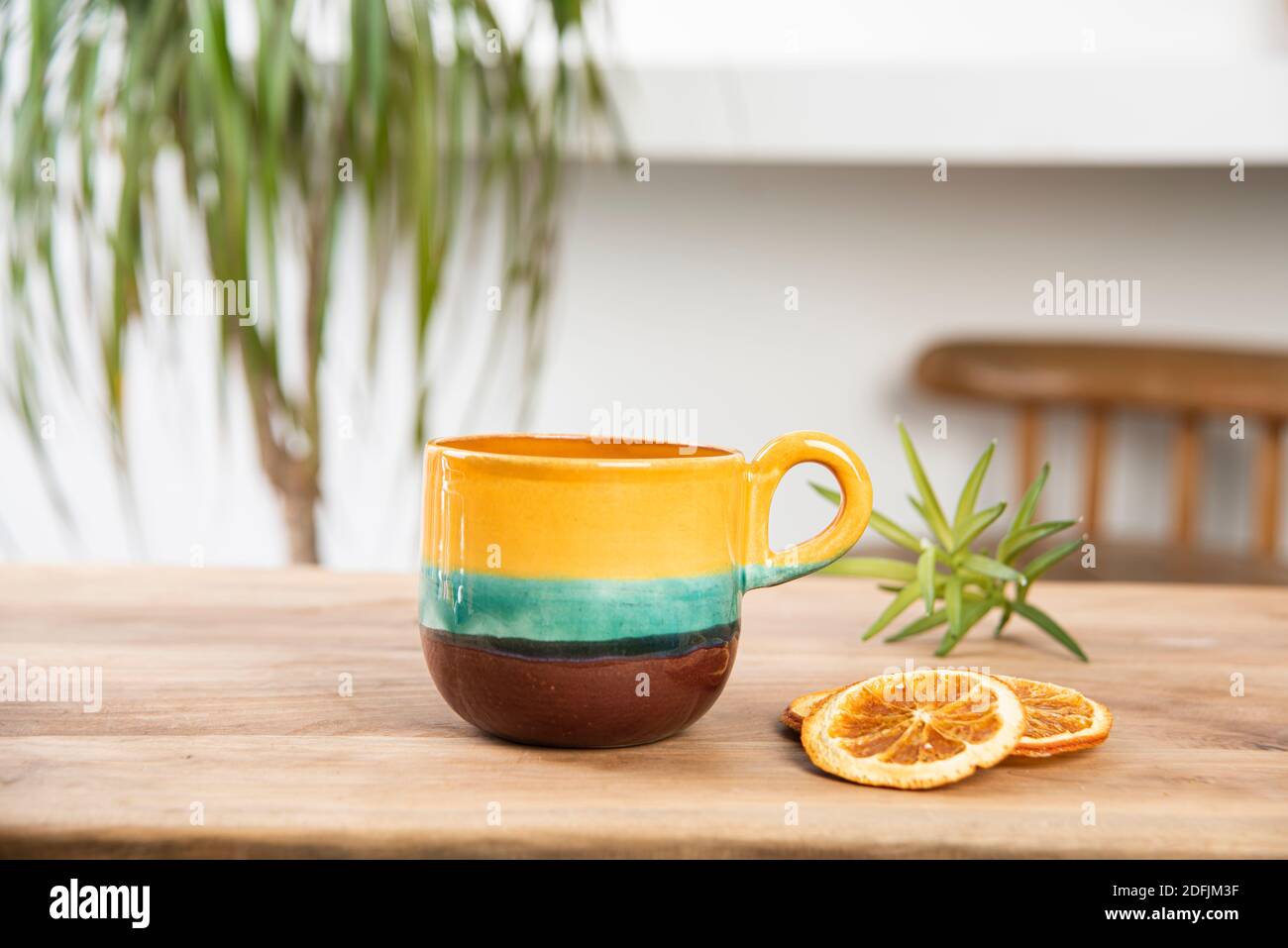 tazza di caffè in ceramica fatta a mano sul tavolo Foto Stock