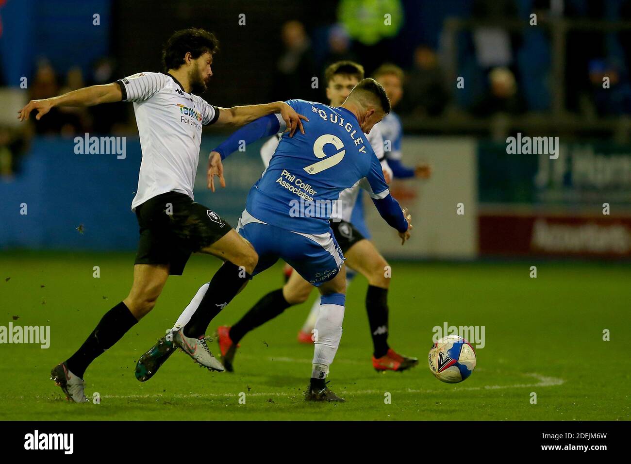 BARROW A FURNESS, INGHILTERRA. 5 DICEMBRE Barrows Scott Quigley combatte con Salfords Jason Lowe durante la partita Sky Bet League 2 tra Barrow e Salford City all'Holker Street, Barrow-in-Furness sabato 5 Dicembre 2020. (Credit: Chris Donnelly | MI News) Credit: MI News & Sport /Alamy Live News Foto Stock