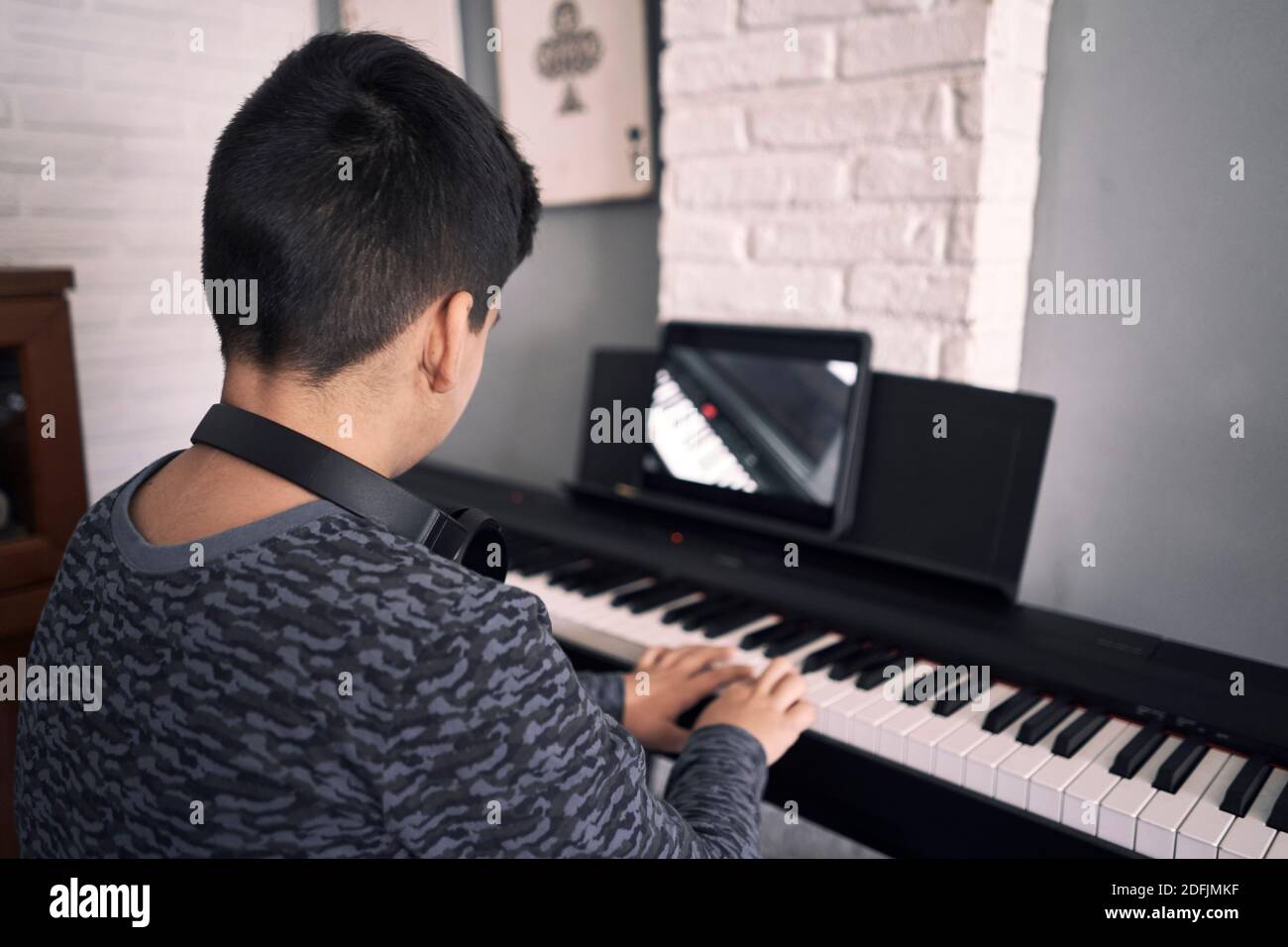 Bambini imparare piano online lezioni in quarantena . Stile di vita del coronavirus Foto Stock