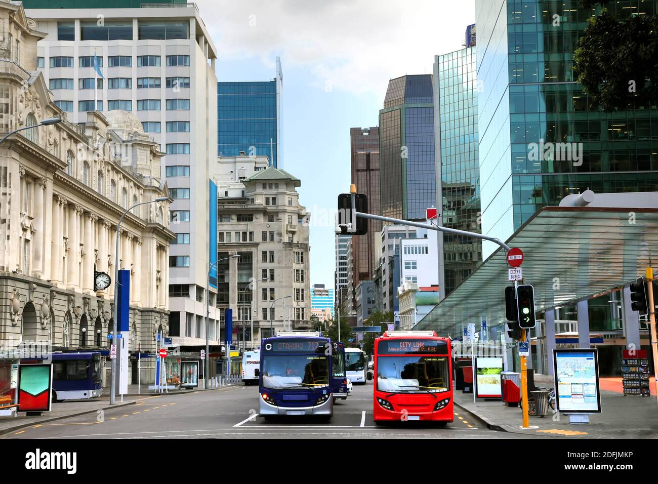 Vista su Queen Street nel cbd o nel centro di Auckland, Nuova Zelanda. Mostra i grattacieli, gli edifici storici e i trasporti pubblici. Foto Stock