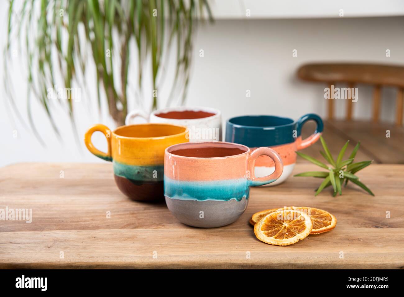 tazze di caffè in ceramica fatte a mano sul tavolo Foto Stock