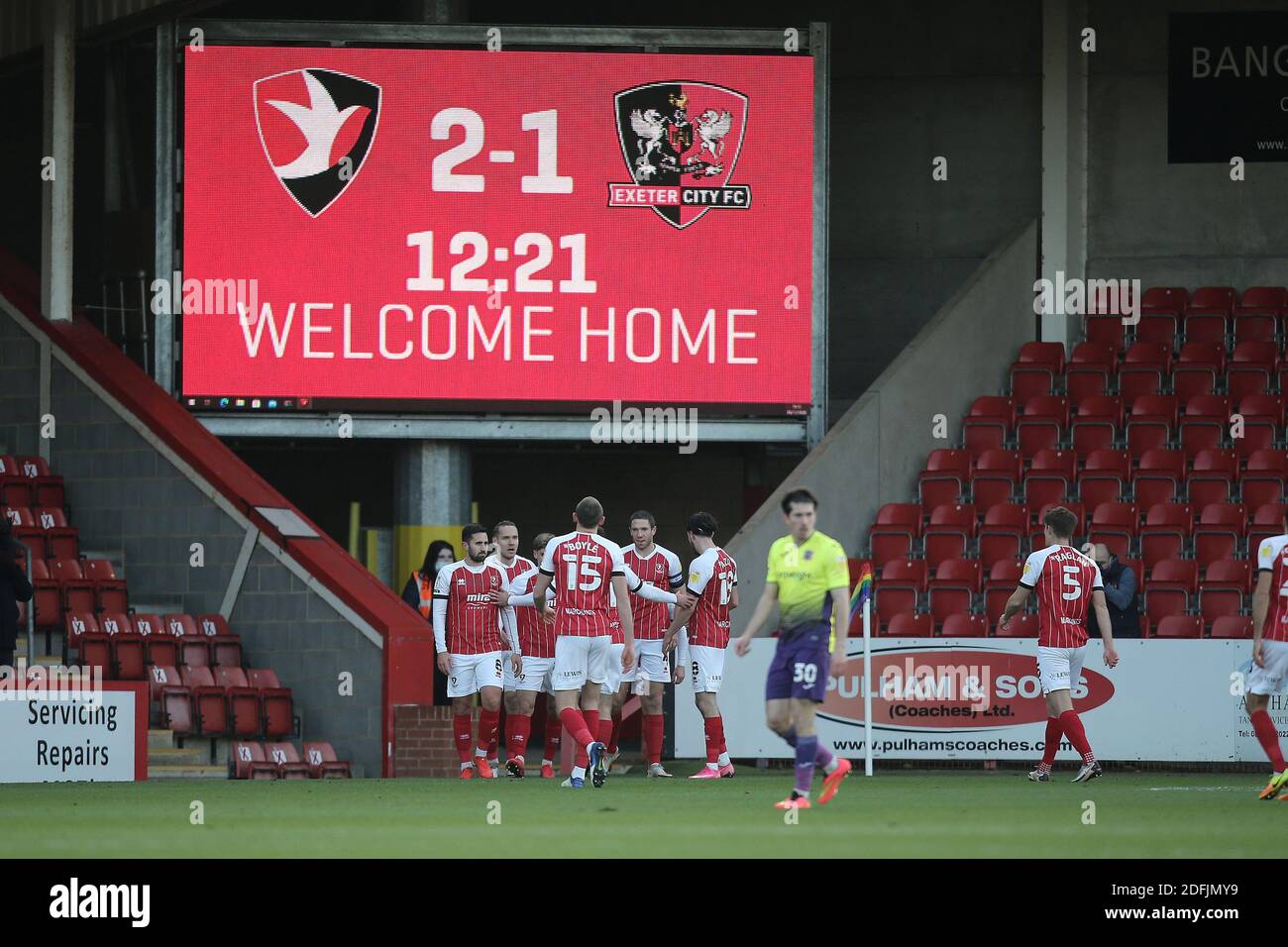 Cheltenham, Regno Unito. 05 dicembre 2020. Cheltenham festeggia il 2-1 con un messaggio per i fan che ritornano durante la partita EFL Sky Bet League 2 tra Cheltenham Town ed Exeter City al Jonny-Rocks Stadium di Cheltenham, Inghilterra, il 5 dicembre 2020. Foto di Dave Peters. Solo per uso editoriale, è richiesta una licenza per uso commerciale. Nessun utilizzo nelle scommesse, nei giochi o nelle pubblicazioni di un singolo club/campionato/giocatore. Credit: UK Sports Pics Ltd/Alamy Live News Foto Stock