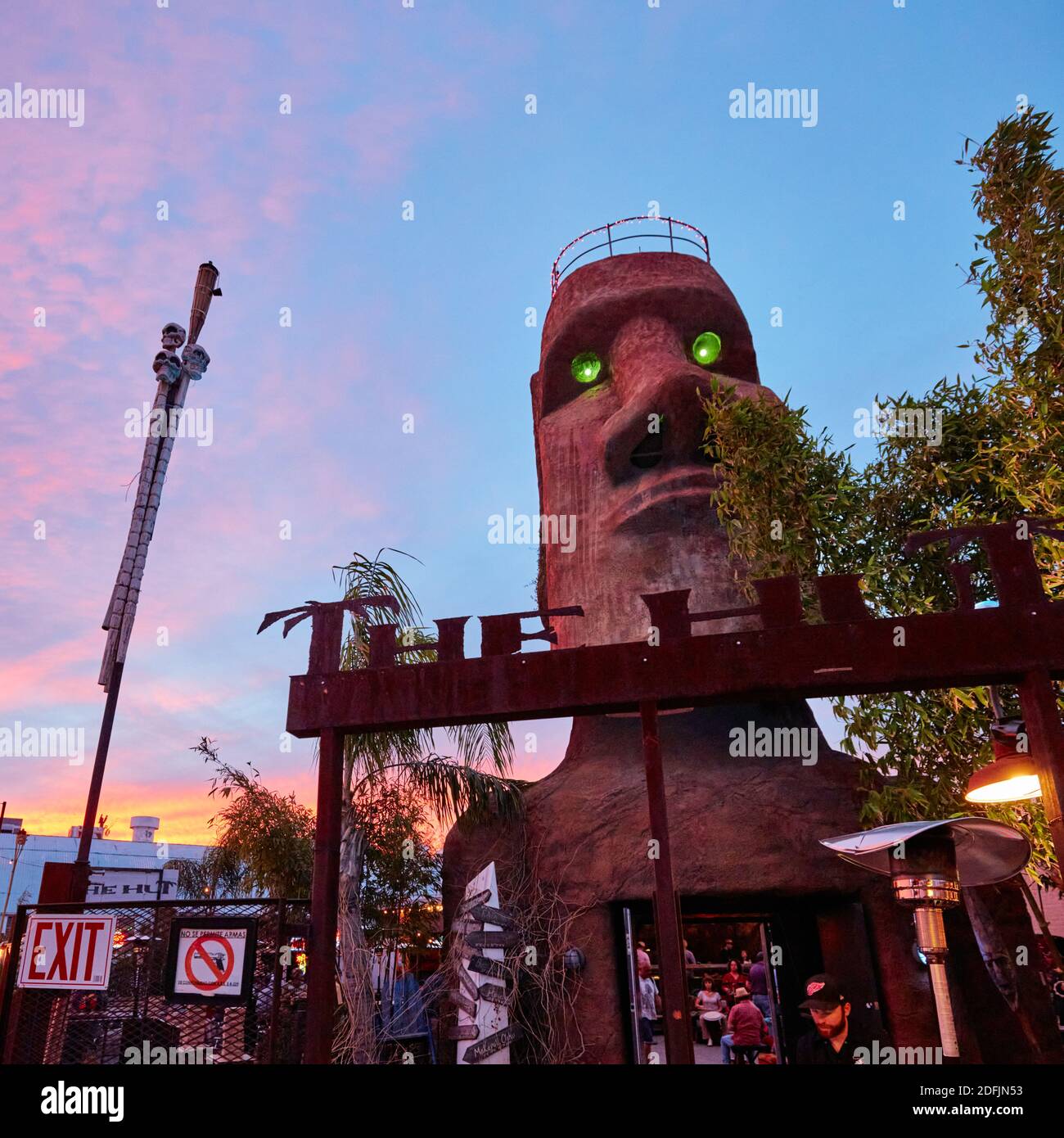 Ingresso al Hut, un bar a tema tiki a Tucson, Arizona, con una grande statua di moai. Foto Stock