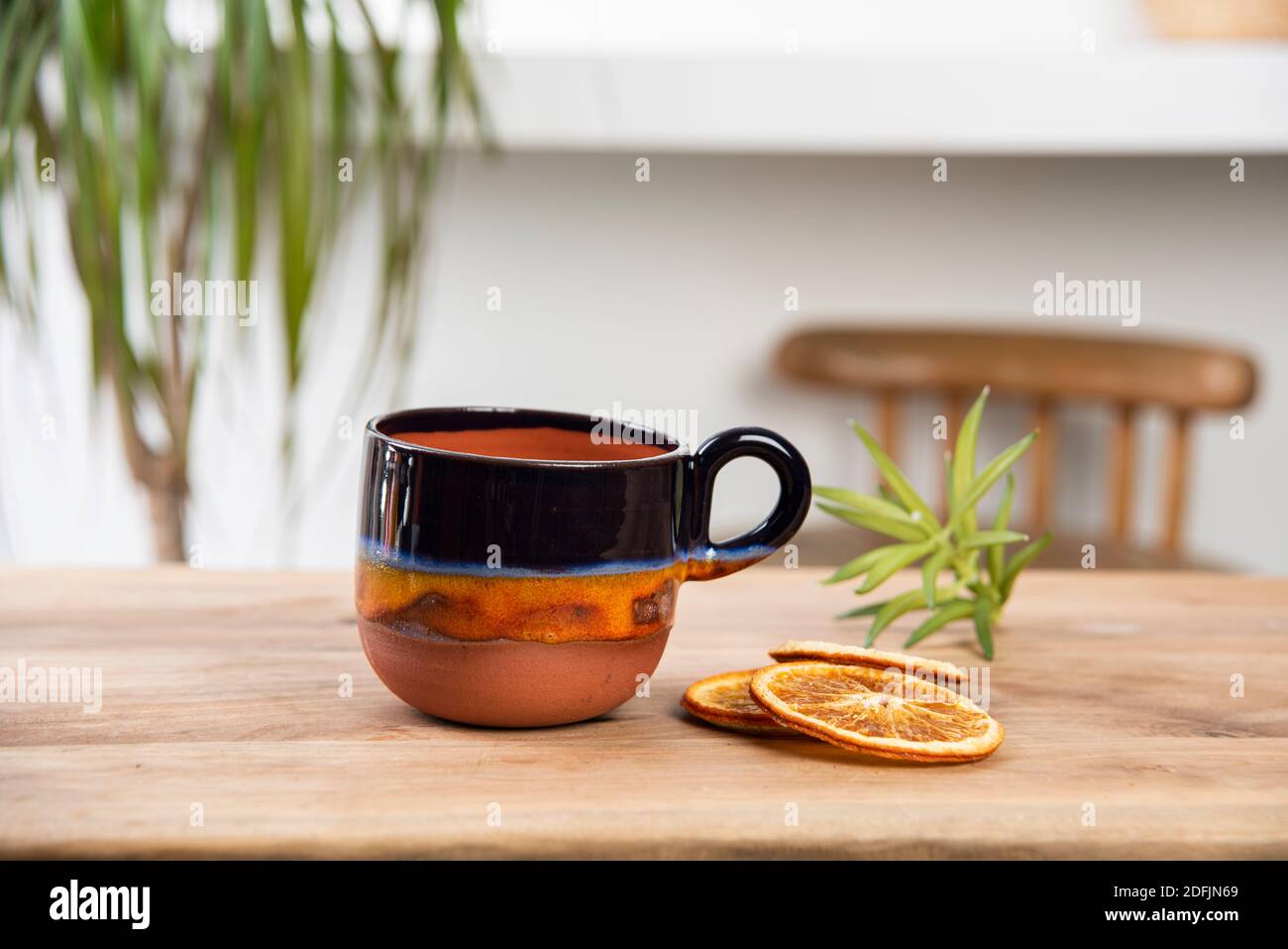 tazza di caffè in ceramica fatta a mano sul tavolo Foto Stock