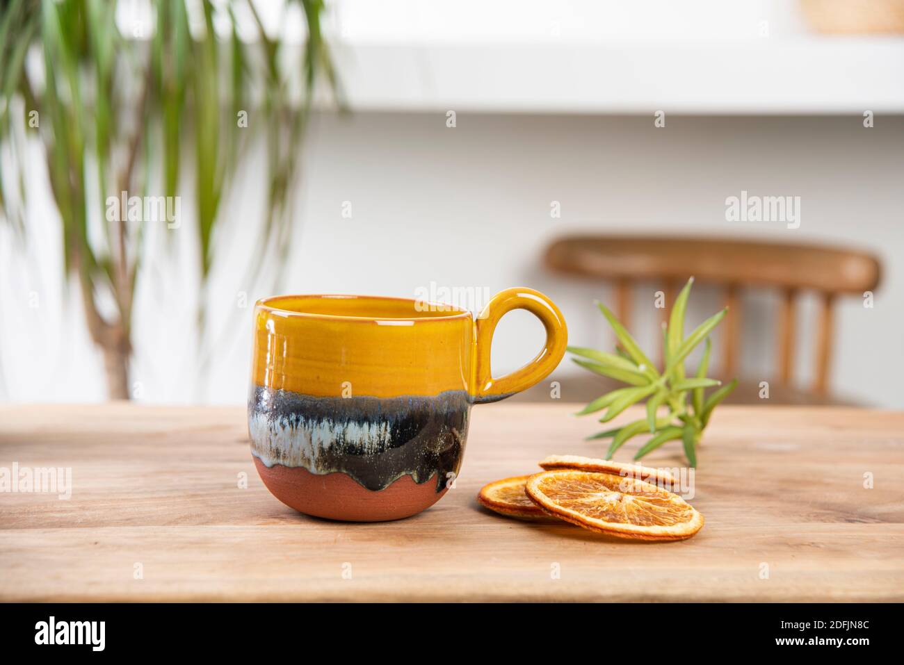 tazza di caffè in ceramica fatta a mano sul tavolo Foto Stock