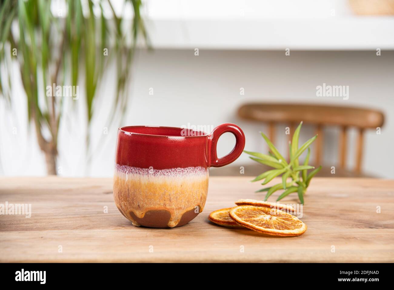 tazza di caffè in ceramica fatta a mano sul tavolo Foto Stock