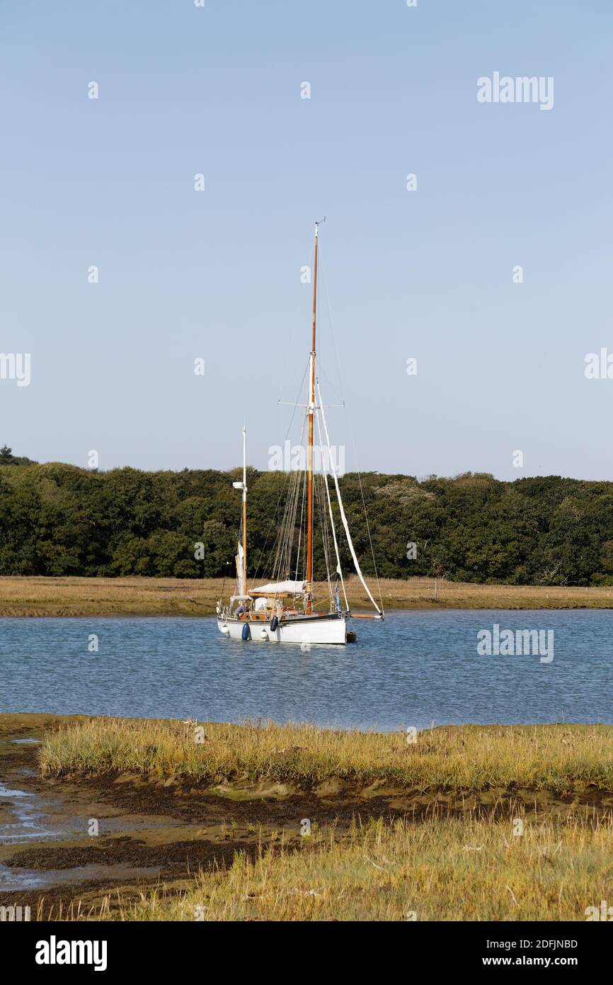 Yacht ormeggiato sulla Yar Yarmouth occidentale Isola di Wight Foto Stock