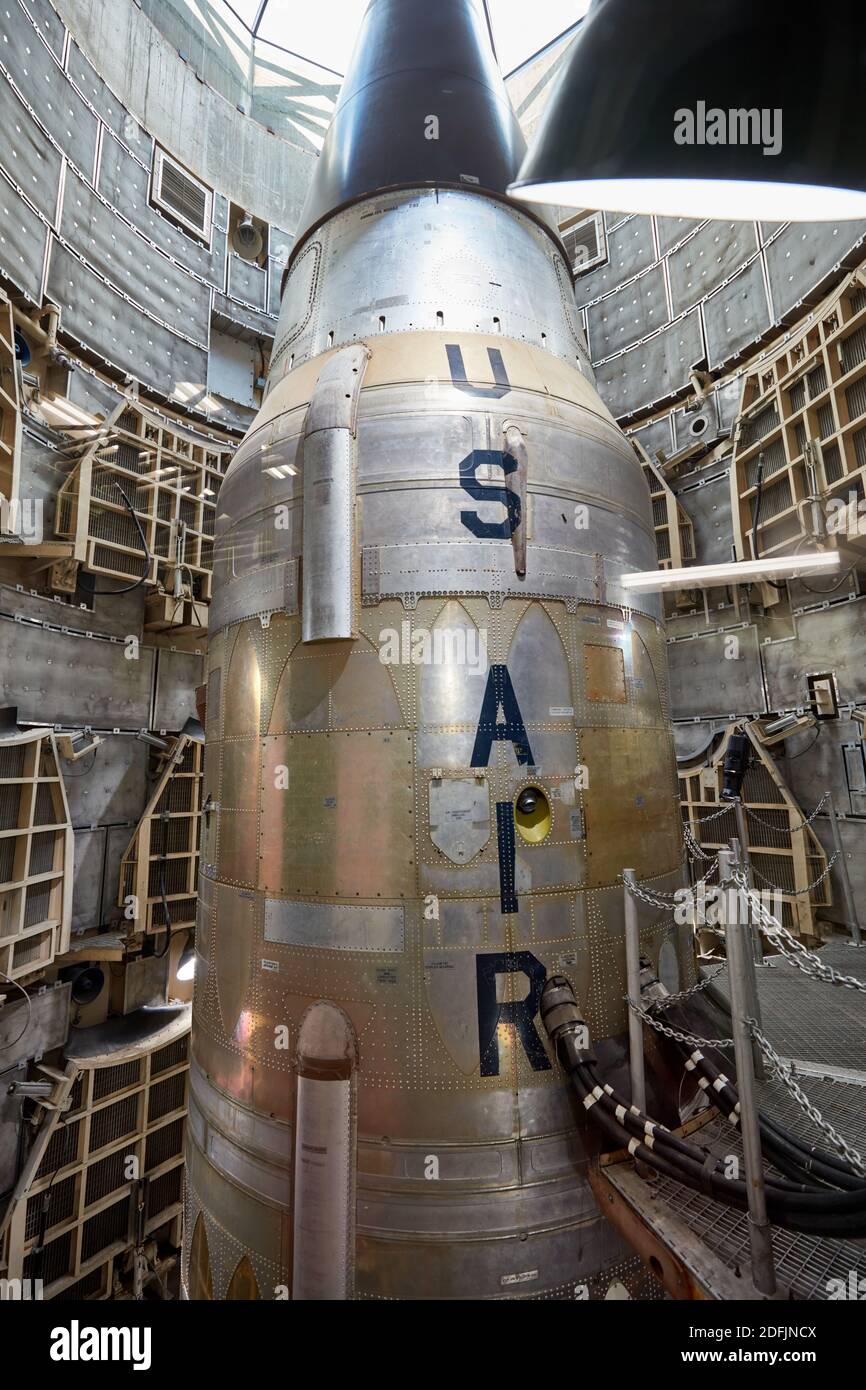 Vista laterale di un missile nucleare Titan disattivato nel silo al Titan Missile Museum, Tucson, Arizona Foto Stock