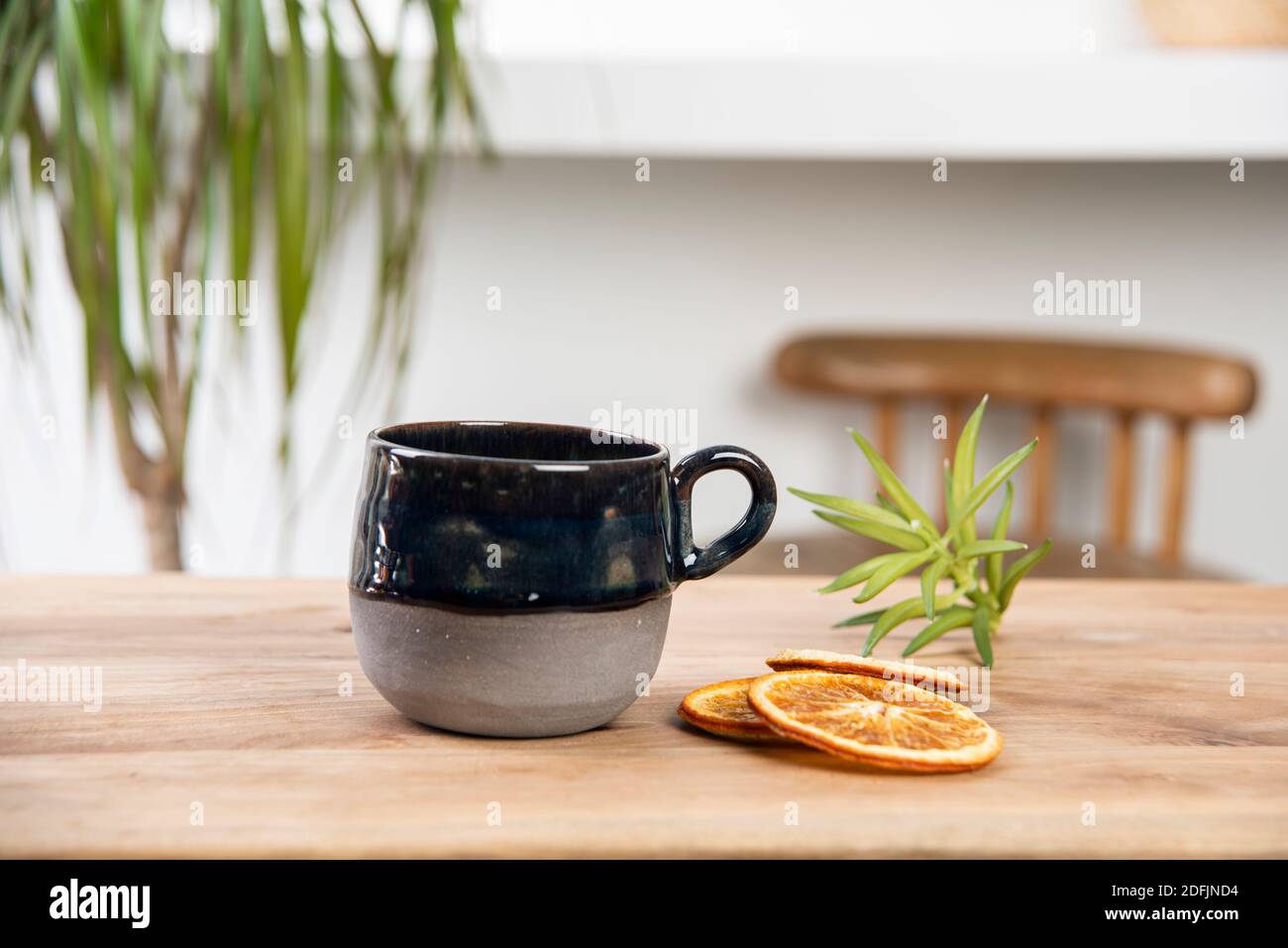 tazza di caffè in ceramica fatta a mano sul tavolo Foto Stock