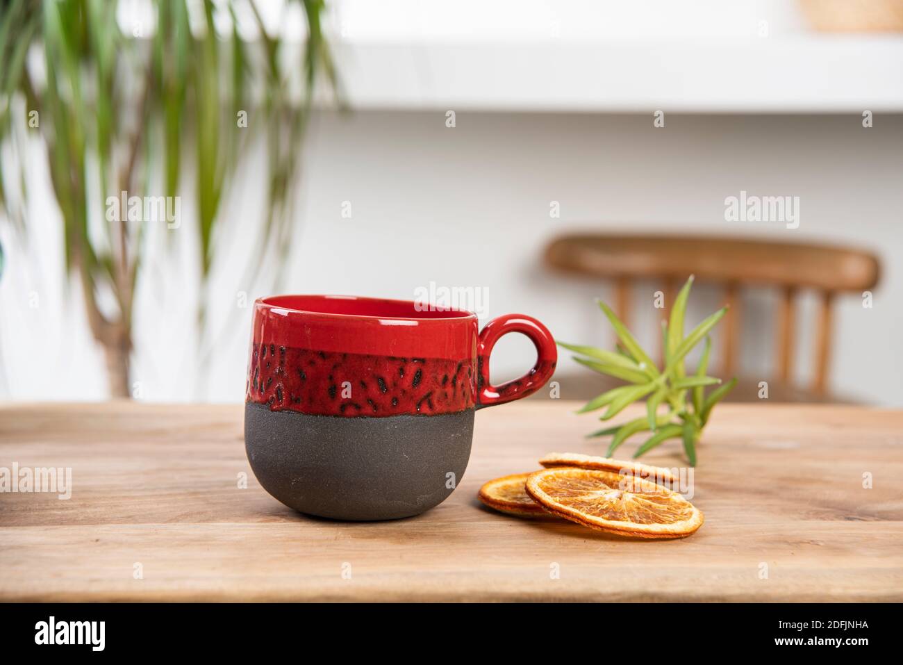 tazza di caffè in ceramica fatta a mano sul tavolo Foto Stock