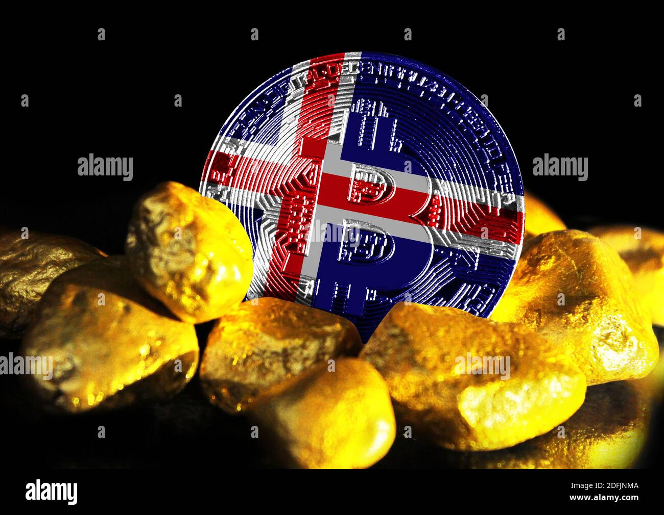 Bitcoin è segnato con la bandiera dell'Islanda, sullo sfondo di oro minerale Foto Stock