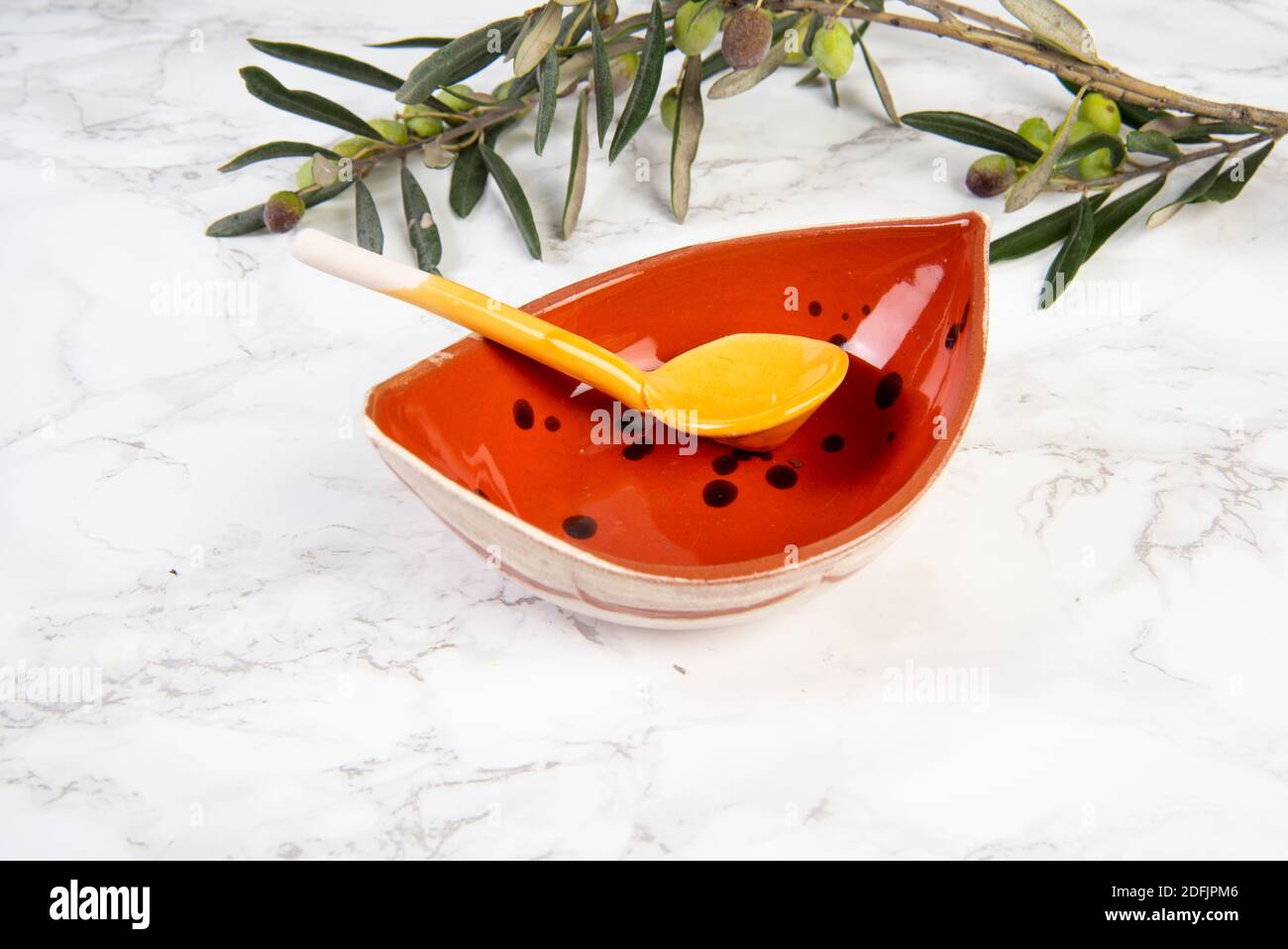 colorata ciotola in ceramica fatta a mano su tavolo in marmo Foto Stock