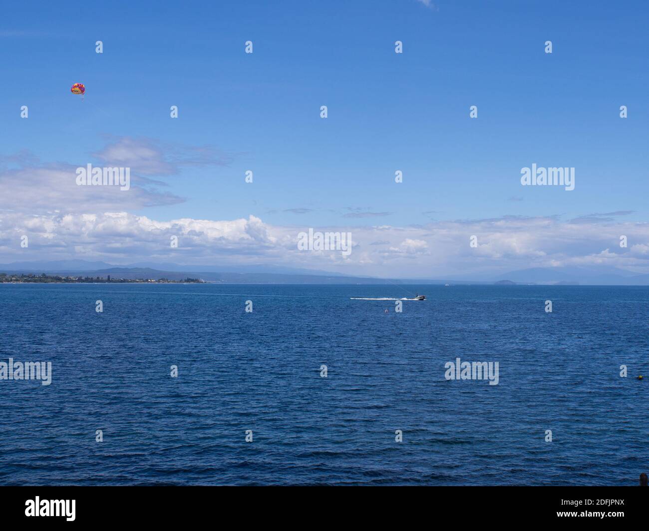 Parapendio e Barca sul Lago Taupo Foto Stock