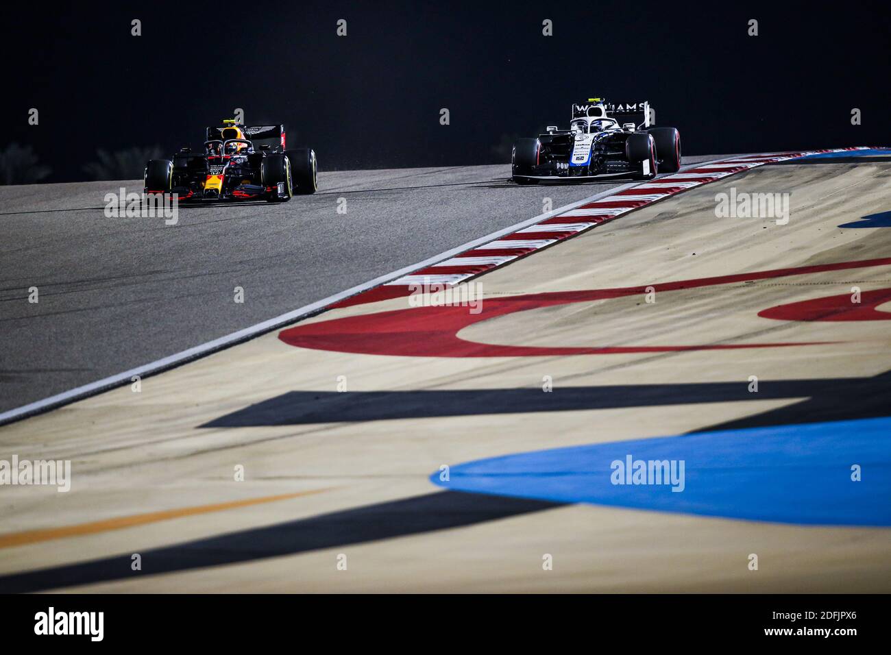 Sakhir, Bahrein. 05 dicembre 2020. ALBON Alexander (tha), Aston Martin Red Bull Racing Honda RB16, 06 LATIFI Nicholas (CAN), Williams Racing F1 FW43, azione in occasione del Rolex Sakhir Grand Prix 2020 di Formula 1, dal 4 al 6 dicembre 2020 sul circuito Internazionale del Bahrain, a Sakhir, Bahrain - Photo Florent Gooden / DPPI / LM Credit: Gruppo editoriale LiveMedia/Alamy Live News Foto Stock