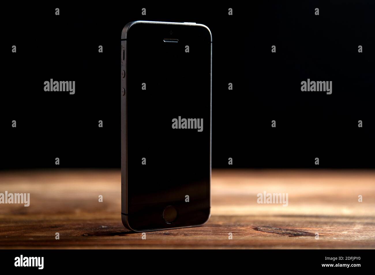 Cracovia, Polonia. 01 dicembre 2020. Un iPhone grigio-spaziale visto su una scrivania in legno. Credit: SOPA Images Limited/Alamy Live News Foto Stock